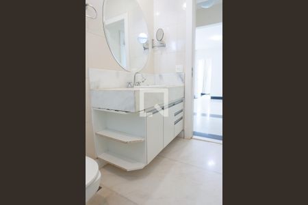 Casa de condomínio à venda com 580m², 4 quartos e 5 vagas Casa de condomínio à venda com 580m², 4 quartos e 5 vagasBanheiro Social