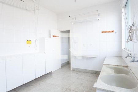 Casa de condomínio à venda com 580m², 4 quartos e 5 vagas Casa de condomínio à venda com 580m², 4 quartos e 5 vagasÁrea de Serviço