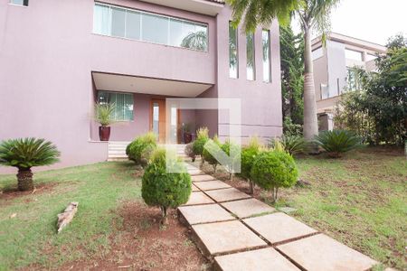 Casa de condomínio à venda com 580m², 4 quartos e 5 vagas Casa de condomínio à venda com 580m², 4 quartos e 5 vagasfachada
