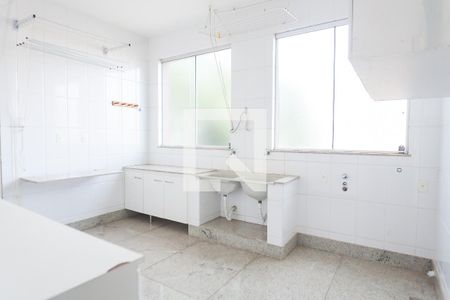 Casa de condomínio à venda com 580m², 4 quartos e 5 vagas Casa de condomínio à venda com 580m², 4 quartos e 5 vagasÁrea de Serviço