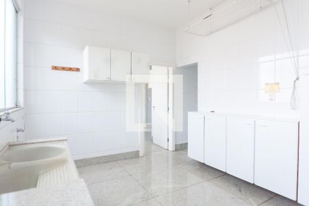 Casa de condomínio à venda com 580m², 4 quartos e 5 vagas Casa de condomínio à venda com 580m², 4 quartos e 5 vagasÁrea de Serviço