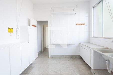 Casa de condomínio à venda com 580m², 4 quartos e 5 vagas Casa de condomínio à venda com 580m², 4 quartos e 5 vagasÁrea de Serviço