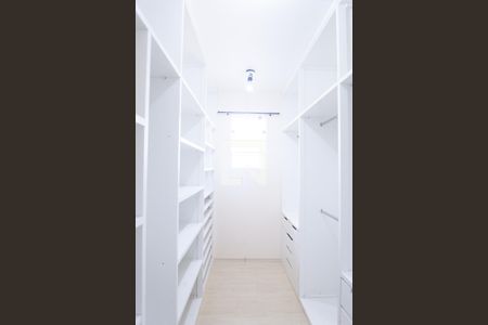 Casa de condomínio à venda com 580m², 4 quartos e 5 vagas Casa de condomínio à venda com 580m², 4 quartos e 5 vagascloset suite