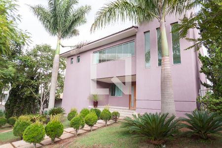 Casa de condomínio à venda com 580m², 4 quartos e 5 vagas Casa de condomínio à venda com 580m², 4 quartos e 5 vagasfachada