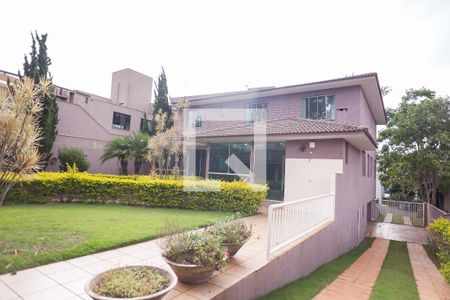 Casa de condomínio à venda com 580m², 4 quartos e 5 vagas Casa de condomínio à venda com 580m², 4 quartos e 5 vagasQuintal