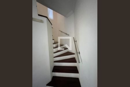 Escada de casa para alugar com 3 quartos, 180m² em Planalto Paulista, São Paulo