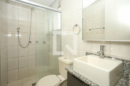 Banheiro  de apartamento à venda com 1 quarto, 28m² em São João, Porto Alegre
