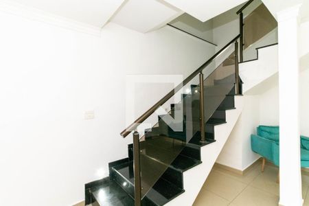 Escada de casa para alugar com 5 quartos, 450m² em Jardim Adriana, Guarulhos