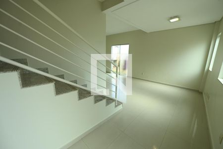 Sala de casa de condomínio para alugar com 3 quartos, 90m² em Jardim Imperial, Aparecida de Goiânia