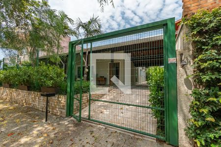 Casa à venda com 180m², 3 quartos e 2 vagas Casa à venda com 180m², 3 quartos e 2 vagasFachada