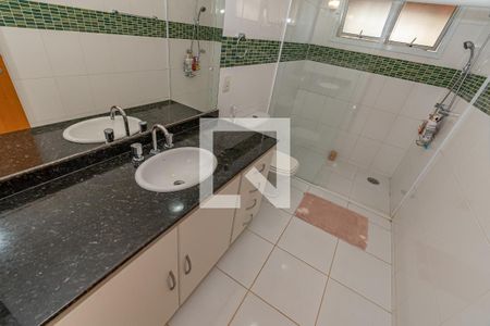 Casa à venda com 180m², 3 quartos e 2 vagas Casa à venda com 180m², 3 quartos e 2 vagasDetalhe Banheiro Corrredor