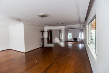 Sala de TV de casa de condomínio para alugar com 5 quartos, 400m² em Alphaville, Santana de Parnaíba