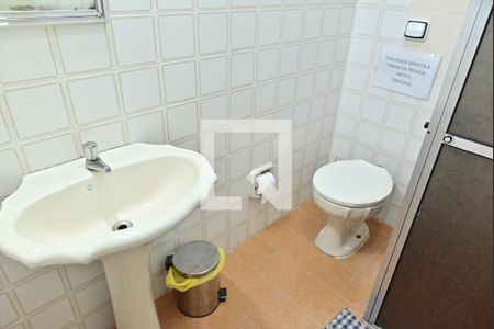 Banheiro de apartamento para alugar com 1 quarto, 52m² em Caiçara, Praia Grande