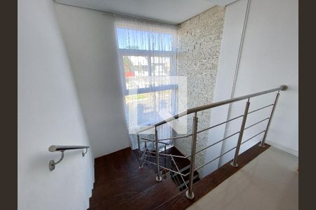 Casa para alugar com 240m², 4 quartos e 1 vaga Casa para alugar com 240m², 4 quartos e 1 vagaEscada