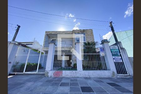 Casa para alugar com 240m², 4 quartos e 1 vaga Casa para alugar com 240m², 4 quartos e 1 vagaFachada