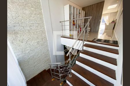 Casa para alugar com 240m², 4 quartos e 1 vaga Casa para alugar com 240m², 4 quartos e 1 vagaEscada