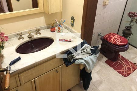 Casa à venda com 329m², 5 quartos e 3 vagas Casa à venda com 329m², 5 quartos e 3 vagasBanheiro 2