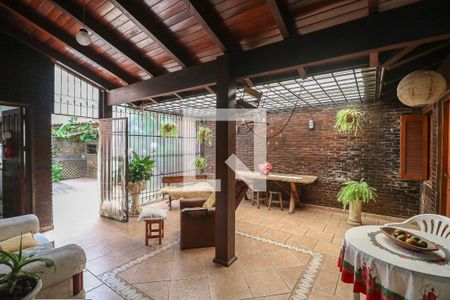 Casa à venda com 329m², 5 quartos e 3 vagas Casa à venda com 329m², 5 quartos e 3 vagasÁrea externa