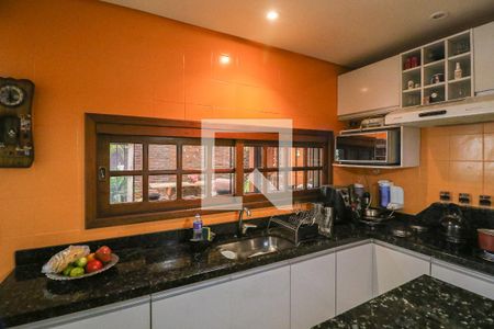 Casa à venda com 329m², 5 quartos e 3 vagas Casa à venda com 329m², 5 quartos e 3 vagasCozinha