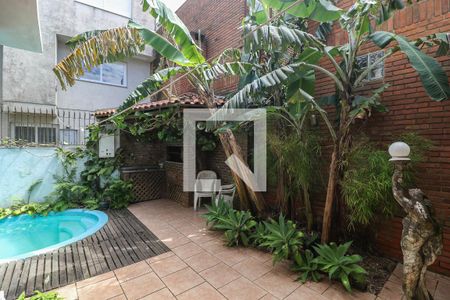 Casa à venda com 329m², 5 quartos e 3 vagas Casa à venda com 329m², 5 quartos e 3 vagasPiscina