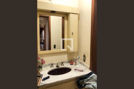 Casa à venda com 329m², 5 quartos e 3 vagas Casa à venda com 329m², 5 quartos e 3 vagasBanheiro 2