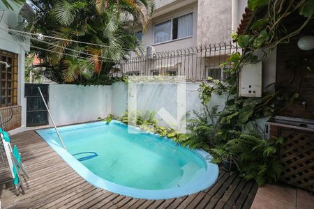 Casa à venda com 329m², 5 quartos e 3 vagas Casa à venda com 329m², 5 quartos e 3 vagasPiscina