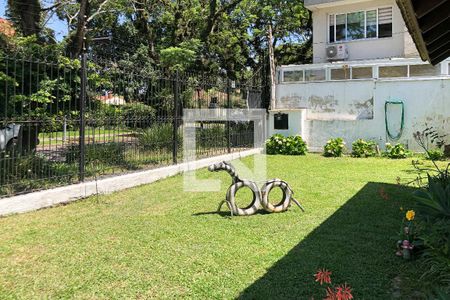 Casa à venda com 329m², 5 quartos e 3 vagas Casa à venda com 329m², 5 quartos e 3 vagasQuintal