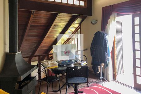 Casa à venda com 329m², 5 quartos e 3 vagas Casa à venda com 329m², 5 quartos e 3 vagasEscritório