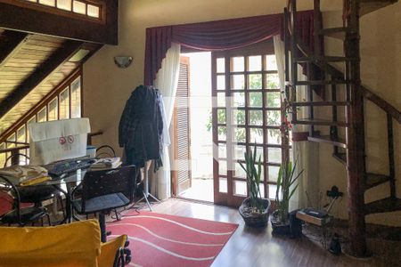 Casa à venda com 329m², 5 quartos e 3 vagas Casa à venda com 329m², 5 quartos e 3 vagasEscritório