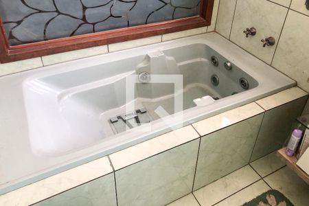 Casa à venda com 329m², 5 quartos e 3 vagas Casa à venda com 329m², 5 quartos e 3 vagasBanheiro da Suíte