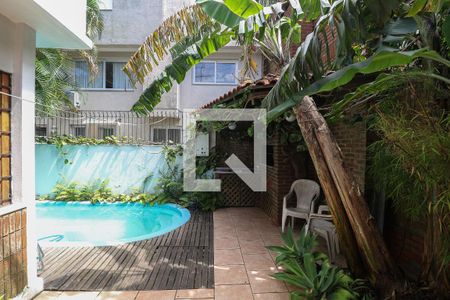 Casa à venda com 329m², 5 quartos e 3 vagas Casa à venda com 329m², 5 quartos e 3 vagasPiscina