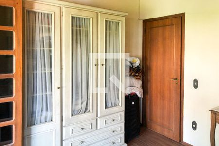 Casa à venda com 329m², 5 quartos e 3 vagas Casa à venda com 329m², 5 quartos e 3 vagasQuarto 2