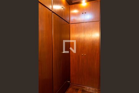 Casa à venda com 611m², 5 quartos e 4 vagas Casa à venda com 611m², 5 quartos e 4 vagasQuarto 1