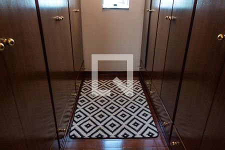 Casa à venda com 611m², 5 quartos e 4 vagas Casa à venda com 611m², 5 quartos e 4 vagasCloset