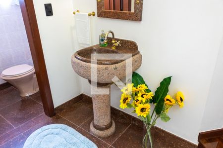 Casa à venda com 611m², 5 quartos e 4 vagas Casa à venda com 611m², 5 quartos e 4 vagasCorredor