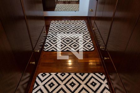 Casa à venda com 611m², 5 quartos e 4 vagas Casa à venda com 611m², 5 quartos e 4 vagasCloset