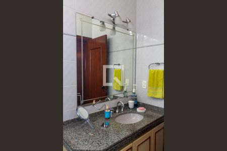 Casa à venda com 611m², 5 quartos e 4 vagas Casa à venda com 611m², 5 quartos e 4 vagasBanheiro 2