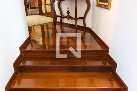 Casa à venda com 611m², 5 quartos e 4 vagas Casa à venda com 611m², 5 quartos e 4 vagasCorredor