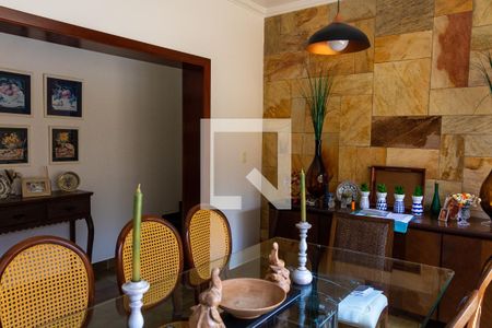 Casa à venda com 611m², 5 quartos e 4 vagas Casa à venda com 611m², 5 quartos e 4 vagasSala de Jantar