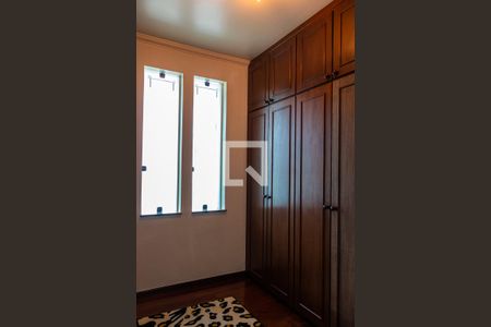 Casa à venda com 611m², 5 quartos e 4 vagas Casa à venda com 611m², 5 quartos e 4 vagasQuarto 2