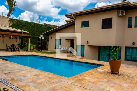 Casa à venda com 611m², 5 quartos e 4 vagas Casa à venda com 611m², 5 quartos e 4 vagasÁrea comum