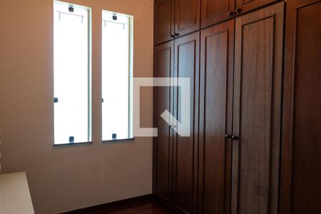 Casa à venda com 611m², 5 quartos e 4 vagas Casa à venda com 611m², 5 quartos e 4 vagasQuarto 2