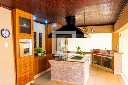 Casa à venda com 611m², 5 quartos e 4 vagas Casa à venda com 611m², 5 quartos e 4 vagasÁrea comum