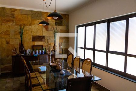 Casa à venda com 611m², 5 quartos e 4 vagas Casa à venda com 611m², 5 quartos e 4 vagasSala de Jantar