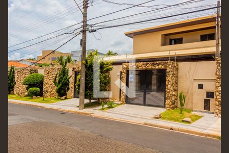 Casa à venda com 611m², 5 quartos e 4 vagas Casa à venda com 611m², 5 quartos e 4 vagasFachada