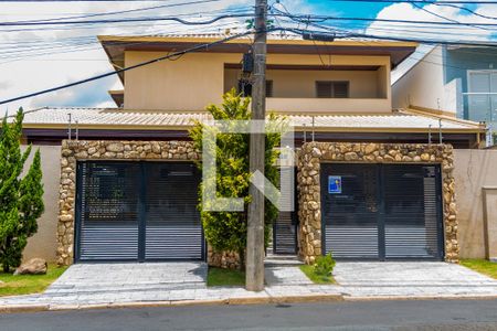 Casa à venda com 611m², 5 quartos e 4 vagas Casa à venda com 611m², 5 quartos e 4 vagasFachada