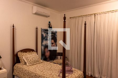 Casa à venda com 611m², 5 quartos e 4 vagas Casa à venda com 611m², 5 quartos e 4 vagasQuarto 4