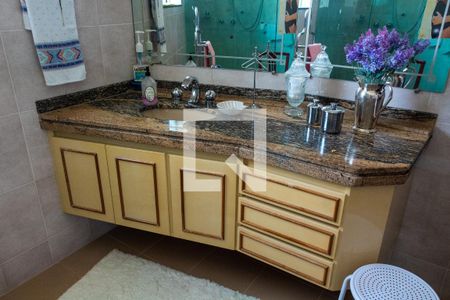 Casa à venda com 611m², 5 quartos e 4 vagas Casa à venda com 611m², 5 quartos e 4 vagasBanheiro 1