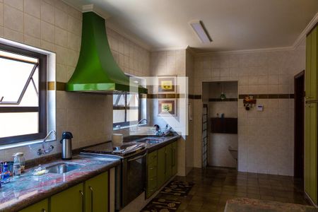 Casa à venda com 611m², 5 quartos e 4 vagas Casa à venda com 611m², 5 quartos e 4 vagasCozinha