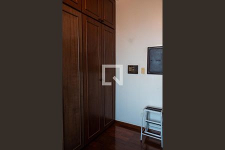 Casa à venda com 611m², 5 quartos e 4 vagas Casa à venda com 611m², 5 quartos e 4 vagasQuarto 2